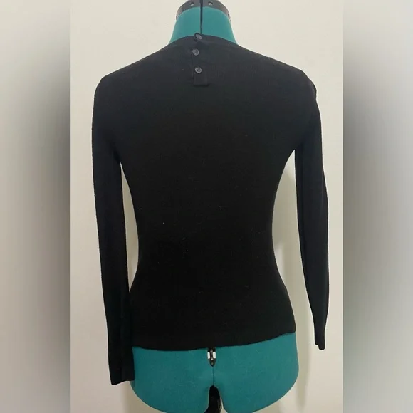 Banana Republic long sleeve v-neck black sweater - Picture 3 of 10